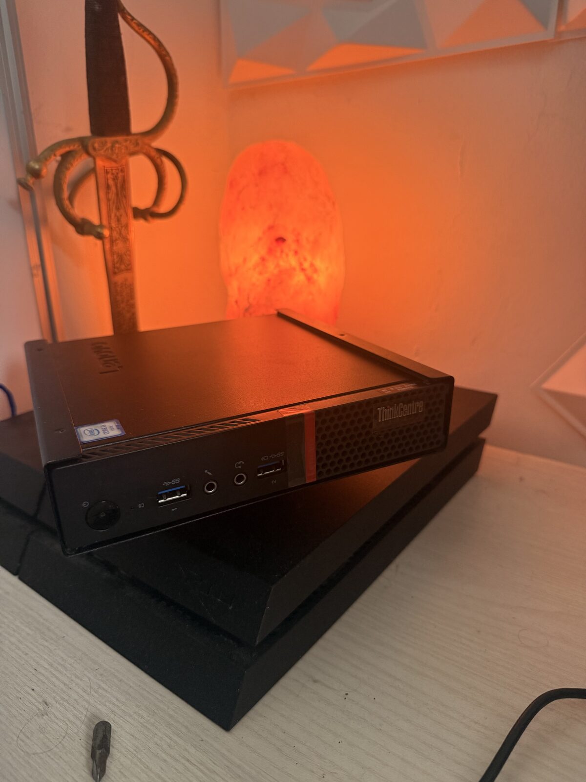 Lenovo ThinkCentre M700 Tiny reacondicionado, foto real de stock probado antes de enviar